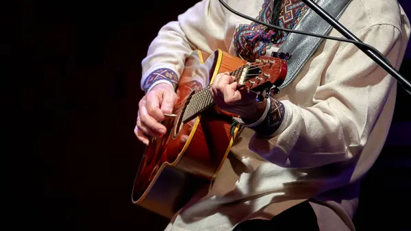 Mikrofon Önünde Akustik Gitar Çalan Bir Adamın Görüntüsü — Stok fotoğraf