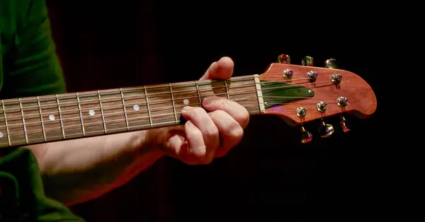 Obraz Palców Chwytających Akord Podstrunnicy Gitary Akustycznej — Zdjęcie stockowe
