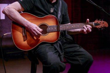 Guita çalan Ukraynalı erkek ozan