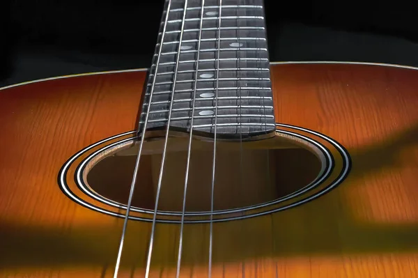 Gitar Ensesinde Telli Bir Rezonans Deliğinin Görüntüsü — Stok fotoğraf