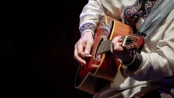 Akustik Gitar Çalan Bir Gitaristin Resmi — Stok fotoğraf