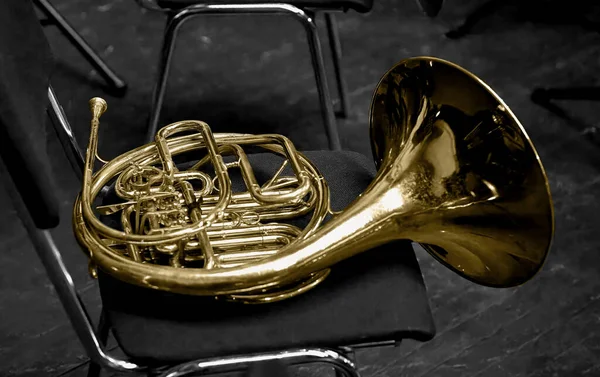 Imagen Cuerno Instrumento Musical Latón Acostado Una Silla Imágenes de stock libres de derechos