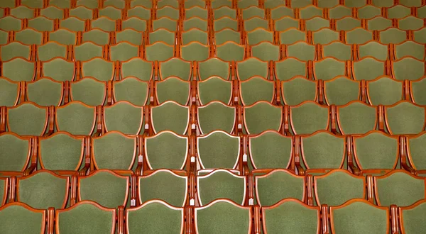 劇場の講堂における緑の椅子の列のイメージ ストック写真