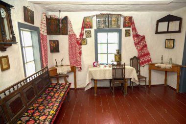 Simgeli ve antika mobilyalı geleneksel bir Ukrayna köy kulübesinin resmi