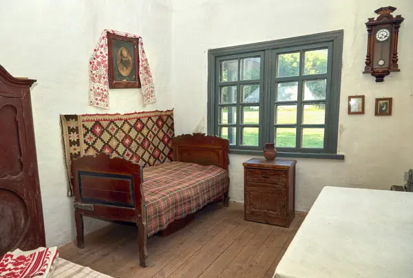 Geleneksel köy kulübesinin ahşap mobilyaları ve antika iç tasarımı.