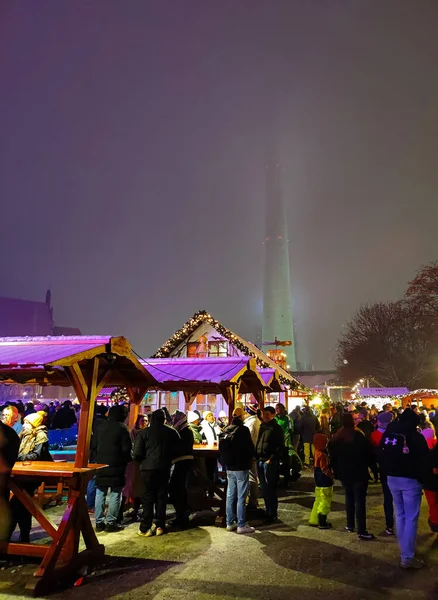 Berlin Germany December 2023 People Enjoying Traditional Food Beer Christmas — Stock Photo, Image