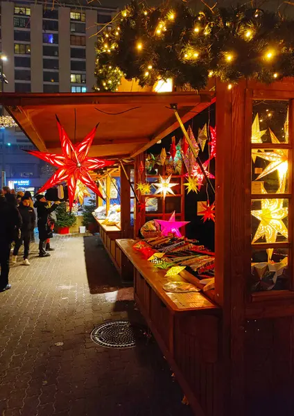 2023年12月1日 柏林市政厅靠近Alexanderplatz Weihnachtsmarkt Roten Rathaus 的圣诞市场上 一个装有纪念品的灯火通明的摊位 — 图库照片#