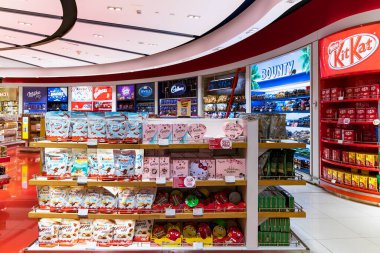 BAE, DUBAI, NOVEMBER, 2022: Duty Free zone Dubai havaalanı, BAE. Dubai Duty Free dünyanın en büyük tek havaalanı perakende şirketidir..