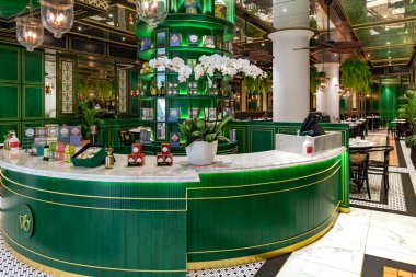 Güneydoğu Asya, Singapur, Kasım 2022: Jewel Changi havaalanındaki bir çay kafeteryasının içi Asya 'nın en büyük havaalanlarından biridir. Singapur.