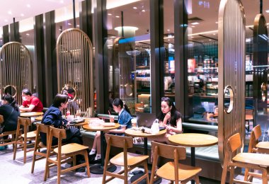Güneydoğu Asya, Singapur, Kasım 2022: Balestier bölgesinde ziyaretçileri olan Starbucks Kafe, Singapur. Starbucks Corporation bir Amerikan kahve şirketi ve dünya çapında bir kafe zinciri..