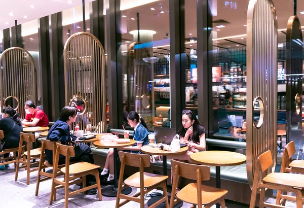 Azja Południowo Wschodnia Singapur Listopad 2022 Kawiarnia Starbucks Coffee Gośćmi — Zdjęcie stockowe