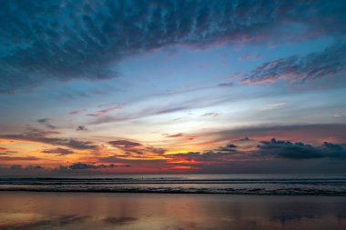 Endonezya, Bali 'deki Hint Okyanusu üzerinde güzel renkli gün batımı. Masaüstü duvar kağıdı. Doğa. Seyahat kavramı.