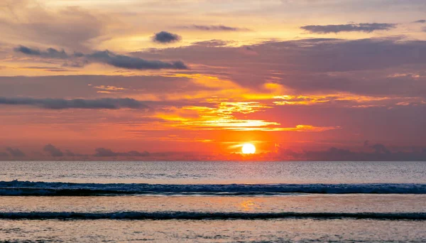 Krásný Barevný Západ Slunce Nad Indickým Oceánem Bali Indonésie Stolní — Stock fotografie
