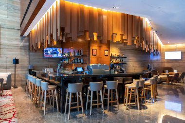 Güneydoğu Asya, Singapur, Kasım 2022: Singapur 'da ahşap paneller ile restoran ve bar içi. 