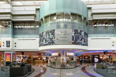 BAE, DUBAI, NOVEMBER, 2022: Dubai Uluslararası Havalimanı mimarisi ve iç mimarisi, Birleşik Arap Emirlikleri. Dubai Havaalanı dünyanın en yoğun havaalanlarından biridir.