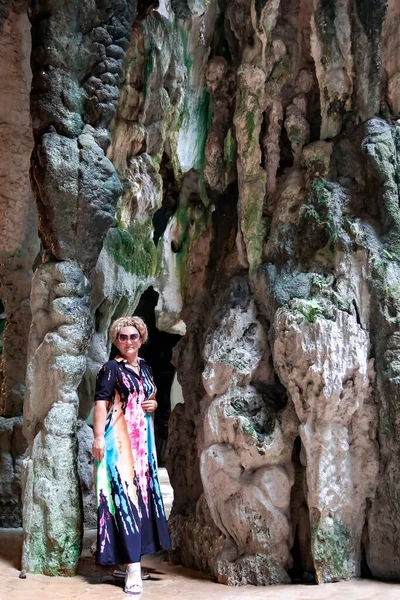 Pretty Woman Long Colored Dress Background Colorful Rocks Batu Caves — Stock Photo, Image