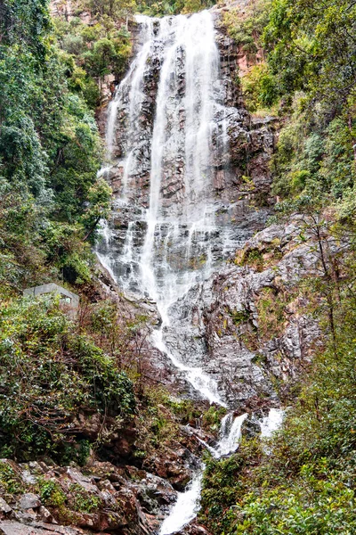 美丽的瀑布在吉隆坡巴图洞穴的圣所 东南亚 马来西亚 — 图库照片
