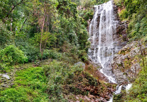 バトゥ洞窟の美しい滝は 東南アジアのクアラルンプールの聖地です マレーシア — ストック写真