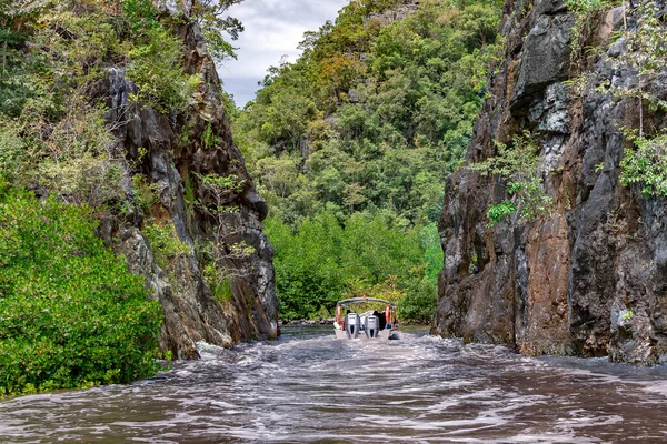 Úzká Mezera Skalní Formaci Parku Kilim Geoforest Langkawi Lidé Udělali — Stock fotografie