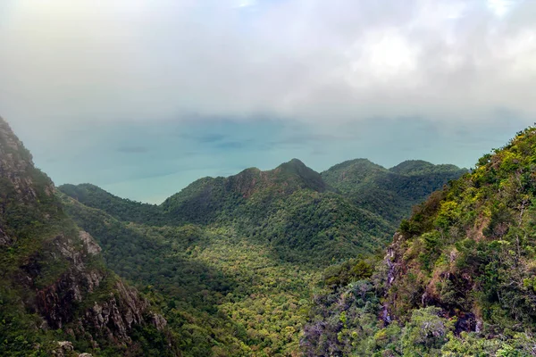 Montanhas Cincang Cobertas Floresta Uma Névoa Nebulosa Costa Oceânica Langkawi — Fotografia de Stock