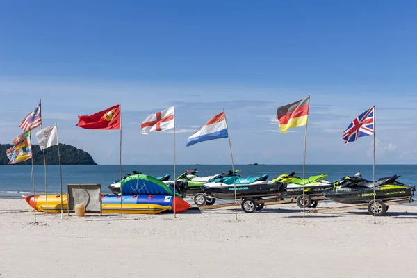 Jet Ski Sonnigen Strand Mit Flaggen Verschiedener Länder Auf Der — Stockfoto