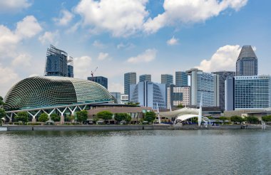 Güneydoğu Asya, Singapur, Kasım 2022: Singapur 'daki modern metropolde gökdelenler ve Esplanade Tiyatrosu. Marina Körfezi, Singapur 'un merkez ticaret bölgesidir..