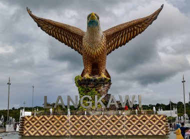 Malezya, Langkawi, Kasım 2022, kanatlarını açan bir kırmızı kartal heykeli. Langkawi Adası 'nda popüler bir turizm merkezi..
