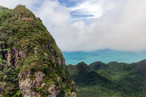 Cincang Dağları Malezya Nın Langkawi Kentindeki Okyanus Kıyısında Sisli Bir — Stok fotoğraf