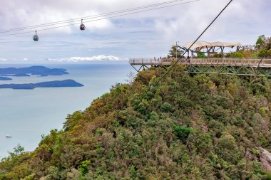 Malezya, Langkawi, Langkawi, Kasım 2022: Langkawi Cable Car, Langkawi SkyCab olarak da bilinir. Bu teleferikler Gunung Mat Cincang Dağı 'nın güneydoğu Asya tepesine gidiyor..