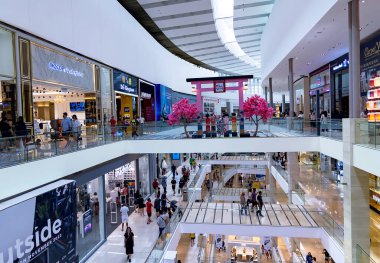 MALAYSIA, KUALA LUMPUR, NOVEMBER, 2022: Pavilion alışveriş merkezi, Kuala Lumpur 'da çeşitli markalar. Malezya