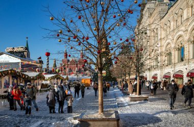 RUSSIA, MOSCOW, HAZİRAN, 2022 - Kızıl Meydan ve Rusya 'da Noel ve Yeni Yıl dekorasyonlu GUM alışveriş merkezi