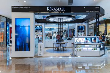 MALAYSIA, KUALA LUMPUR, NOVEMBER, 2022: Kuala Lumpur, Malezya 'daki Bukit Bintang bölgesinde Pavilion alışveriş merkezinde Kerastase kozmetik mağazası