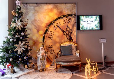 Letonya, Riga, Aralık 2022 - Riga, Letonya 'daki Mercure Oteli' nin içinde Noel ağacı ve yeni yıl tatili süsü. Şenlikli iç tasarım.