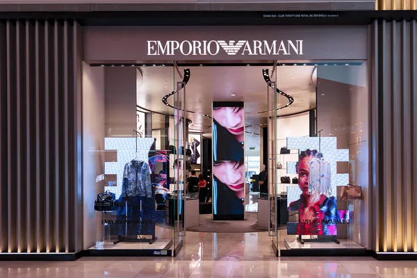 MALAYSIA, KUALA LUMPUR, NOVEMBER, 2022: Pavilion alışveriş merkezindeki Armani marka mağazasının dış görüntüsü, Kuala Lumpur. Malezya
