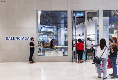 MALAYSIA, KUALA LUMPUR, NOVEMBER, 2022: Pavilion alışveriş merkezindeki Balenciaga marka mağazasının dış görüntüsü, Kuala Lumpur. Malezya