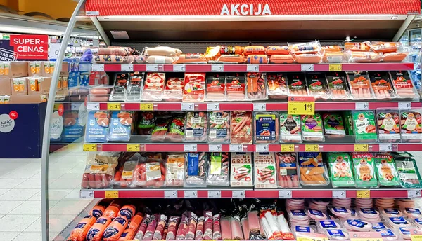 Латвия Рига Февраль 2023 Витрина Различными Мясными Продуктами Супермаркете Риги — стоковое фото