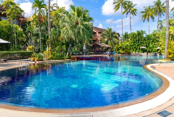 Thaïlande Phuket Février 2023 Piscine Dans Beau Jardin Avec Grands — Photo