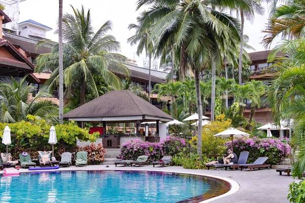Thailand Phuket Fevereiro 2023 Piscina Entre Belo Jardim Com Palmeiras — Fotografia de Stock