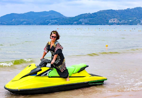 Ganska Leende Kvinna Som Kör Jet Ski Patong Beach Phuket — Stockfoto