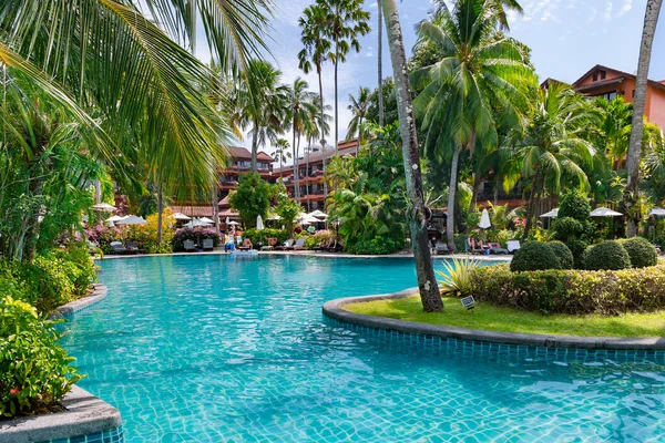 Thailand Phuket Február 2023 Úszómedence Egy Gyönyörű Kertben Magas Pálmafákkal — Stock Fotó