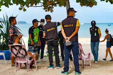 THAILAND, PHUKET, FEBRUARY, 2023: Tayland Belediye Polisi Phuket, Tayland 'daki Patong Sahili yakınlarındaki sokaklarda düzeni koruyor. Yerel düzenlemeleri uyguluyorlar.