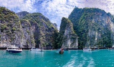 THAILAND, FEBRUARY, 2023: Phi Phi Leh Adası 'ndaki güzel göl, Andaman Denizi, Tayland' daki geleneksel Tayland balıkçı tekneleriyle turistlerle yapılan gezintiler için popüler.. 