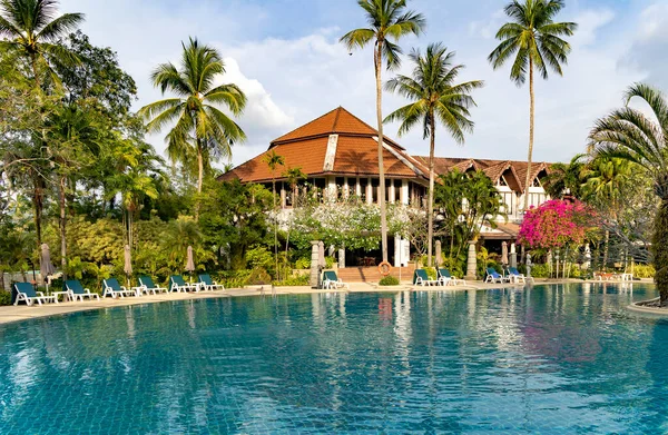 Tailand Phuket February 2023 Swimming Pool Beautiful Garden Tall Palm — 스톡 사진