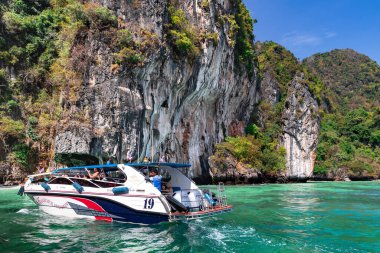 THAILAND, FEBRUARY, 2023: Tropikal Koh Hong adasındaki bir lagünün girişine yakın tekne Andaman Denizi, Tayland 'da ünlü bir turdur. Koh Hong adası Than Bok Khorani Milli Parkı içinde yer almaktadır..