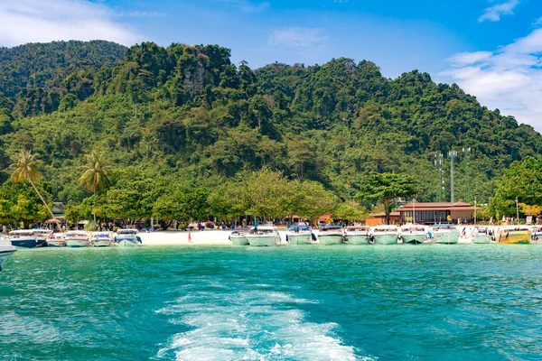 Thailandia Febbraio 2023 Barche Catamarani Vicino All Ingresso Una Laguna — Foto Stock