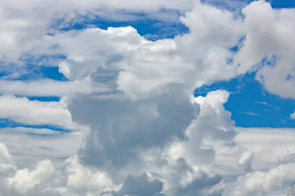 Вид Воздуха Окна Самолета Белые Пушистые Облака Голубом Небе Прекрасное — стоковое фото