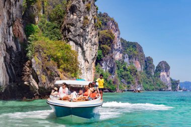 THAILAND, FEBRUARY, 2023: Tropikal Koh Hong adasındaki bir lagünün girişine yakın tekne Andaman Denizi, Tayland 'da ünlü bir turdur. Koh Hong adası Than Bok Khorani Milli Parkı içinde yer almaktadır..