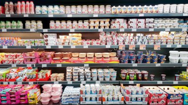 Letonya, Riga, Mart 2023 - Süpermarket raflarında lezzetli ve sağlıklı biyosüt ürünleri. Süt yağı olmayan doğal ürünler. Gıda kalitesi kavramı.
