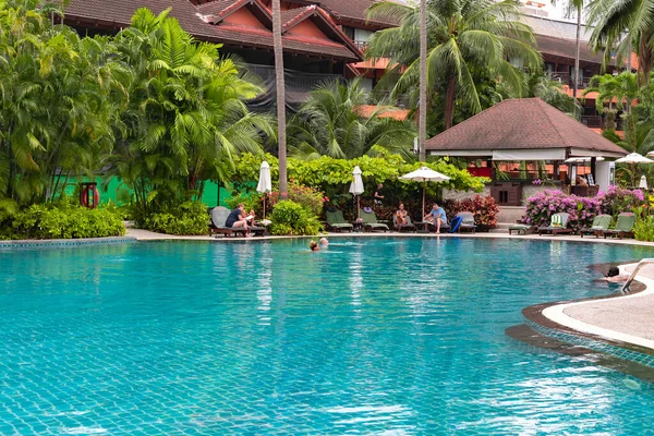 プーケット 2023年2月 タイのプーケットにあるパトンマーリンホテルの領土に背の高いヤシの木がある美しい庭園の中のスイミングプール — ストック写真