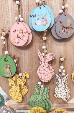 Paskalya için raflarda tahta yumurta ve tavşan var. Paskalya tatili konsepti, bahar havası.